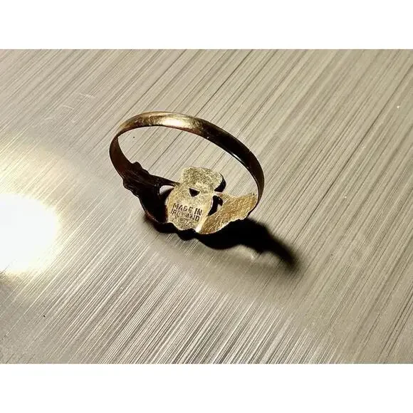 9 Karat Gold Claddagh Ring Marked Made in Ireland Size 10 - 1.9 Grams - Picture 2 of 3